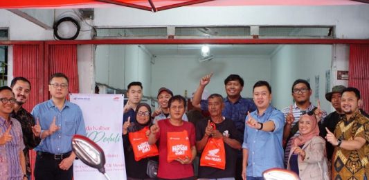 Ajak Jurnalis dan Peduli Korban Banjir di Mempawah, Asmo Kalbar Berbagi Sembako dan Berikan Service Gratis