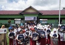 Lewat Penukaran Telkomsel Poin dan uCoin by.U, SD Negeri 23 Lubuk Lagak Sambas Peroleh Bantuan Tas Bagi Pelajar