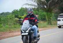 Tips Berkendara Saat Cuaca Hujan dan Banjir dari Asmo Kalbar