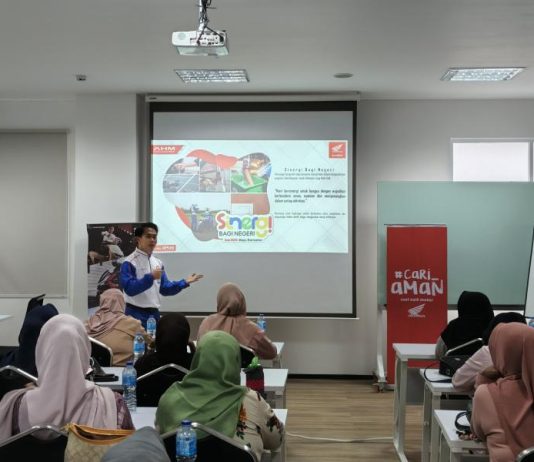 Asmo Kalbar Berikan Edukasi Safety Riding bagi Ibu-Ibu Posyandu Kasih Ibu