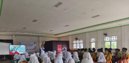 Asmo Kalbar Tanamkan Keselamatan Berkendara Sejak Dini di SMP N 4 Pontianak