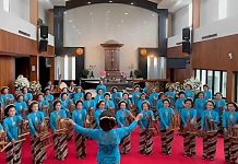 Nenek 83 Tahun Berkompetisi di Pasanggiri Angklung AHM