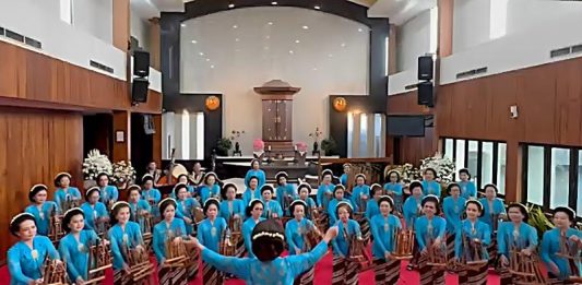 Nenek 83 Tahun Berkompetisi di Pasanggiri Angklung AHM