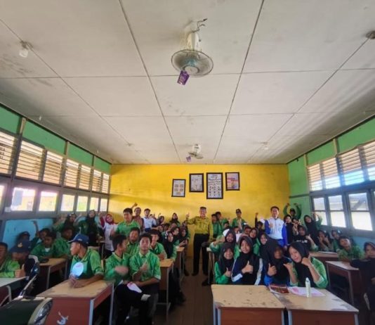 Asmo Kalbar Edukasi SR dan Tanamkan Budaya #Cari_aman di SMPN 1 Sungai