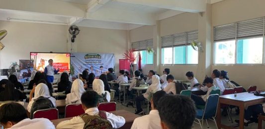 Tanamkan #Cari_aman Sejak Dini, Asmo Kalbar Gelar Edukasi SR di SMPN 13 Pontianak